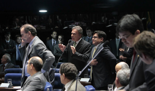 Plano aprovado pelo Senado “não realiza os sonhos da juventude brasileira”