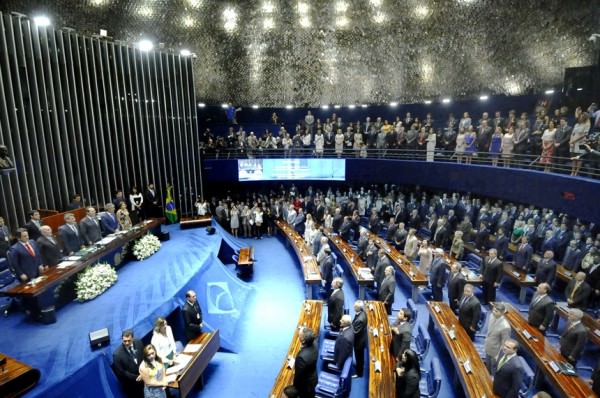 Alvaro Dias propõe reduzir número de senadores por estado