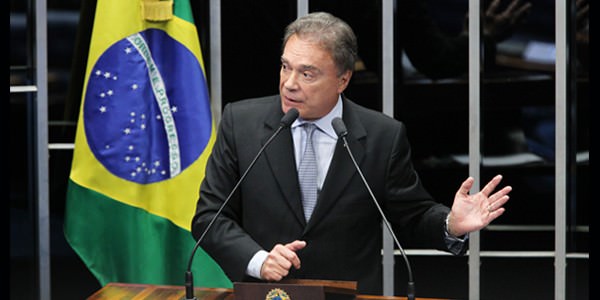Alvaro Dias cobra cumprimento do programa de creches do governo