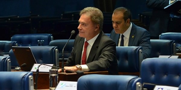 Plenário aprova PEC relatada por Alvaro Dias que transforma transporte em direito social